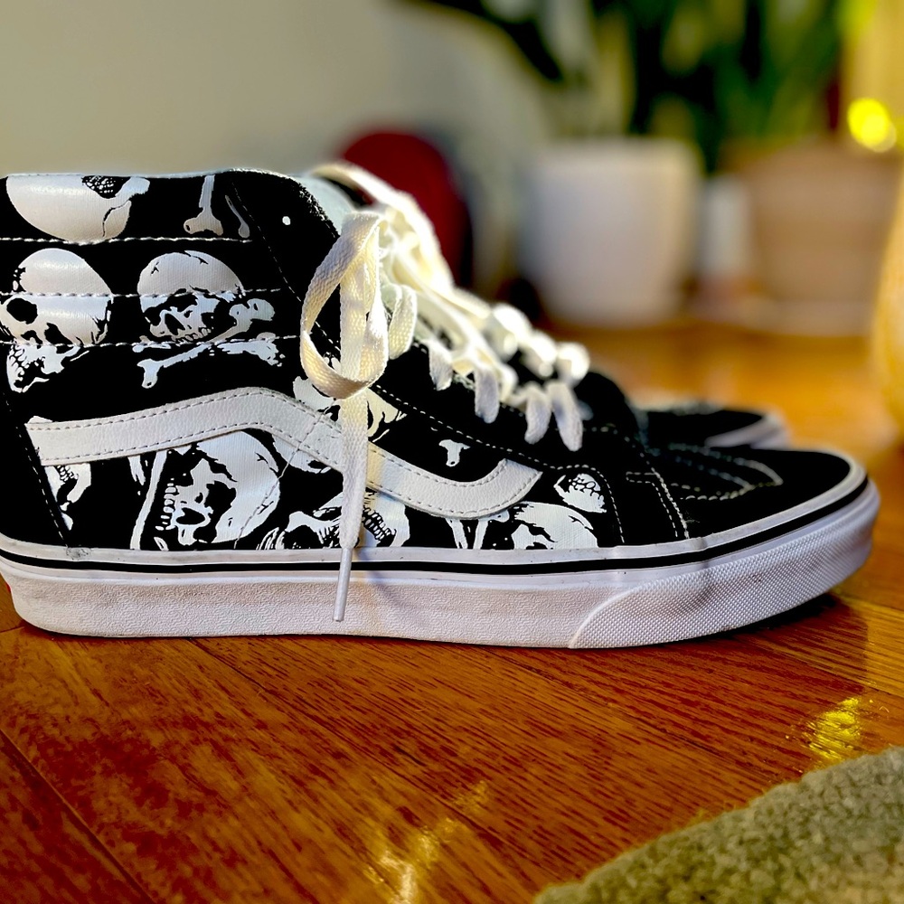 Vans Sk8 Hi Skull pattern shoes